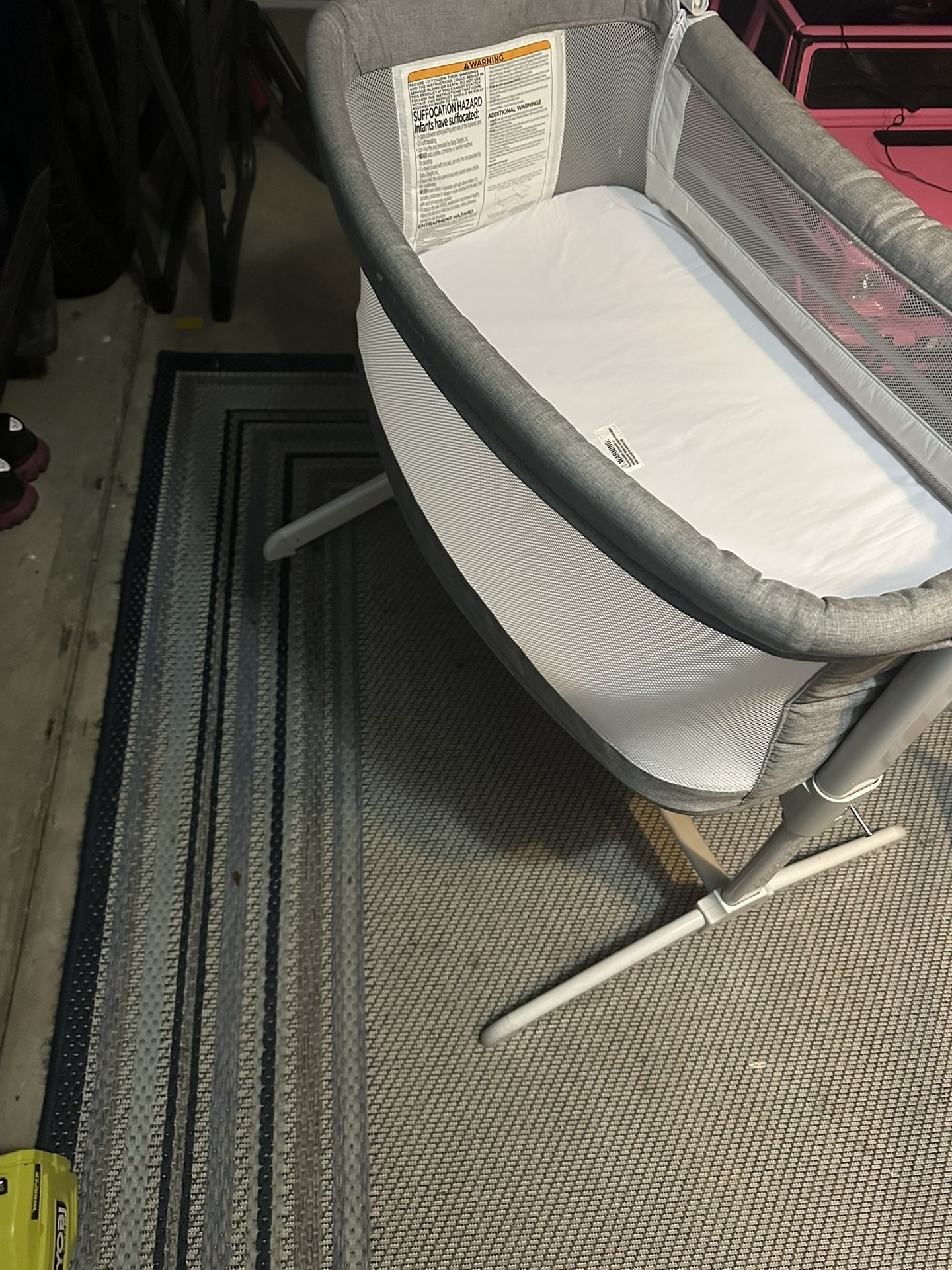 Bassinet That can open to bed side