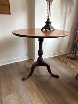 Classic Solid Wood Round Accent Table | Vintage Pedestal Base | 31” Round