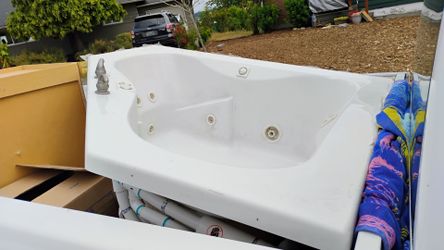 Corner Jacuzzi Tub - FREE