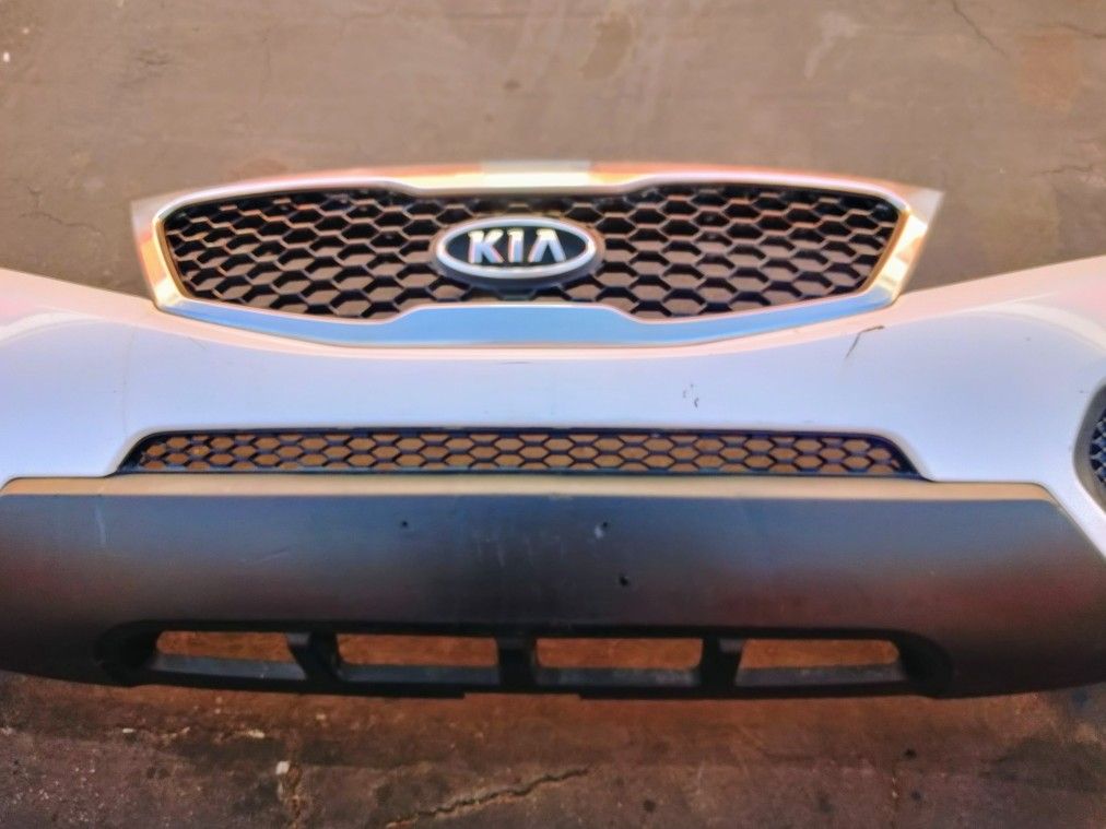 2011-2013 Kia Sorento Front Bumper With All The Accessories OEM.
