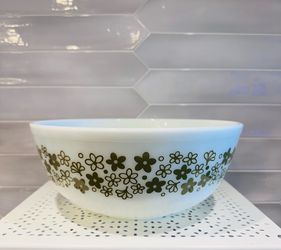 Vintage Pyrex Spring Blossom 404, 4 quart bowl  Super nice. Really shiny. Graphics are really nice with no paint wear