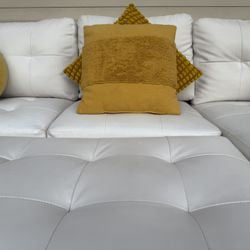 ✨🌟PRETTY MUCH BRAND NEW! 🚚📦FREE DELIVERY ~ 🧵REAL TUFTED WHITE 🐄 LEATHER! 