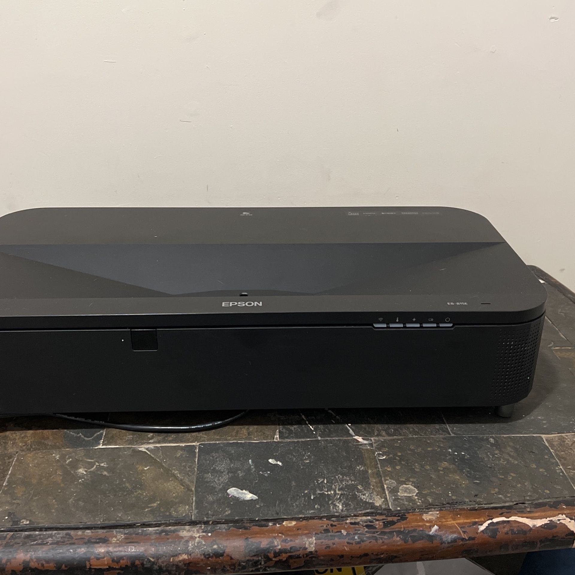 EB-815E short throw projector Read description