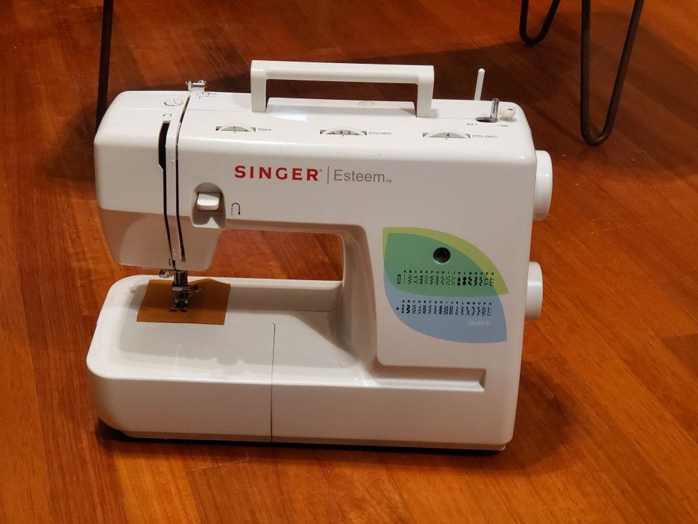 Singer Sewing Machine 1732