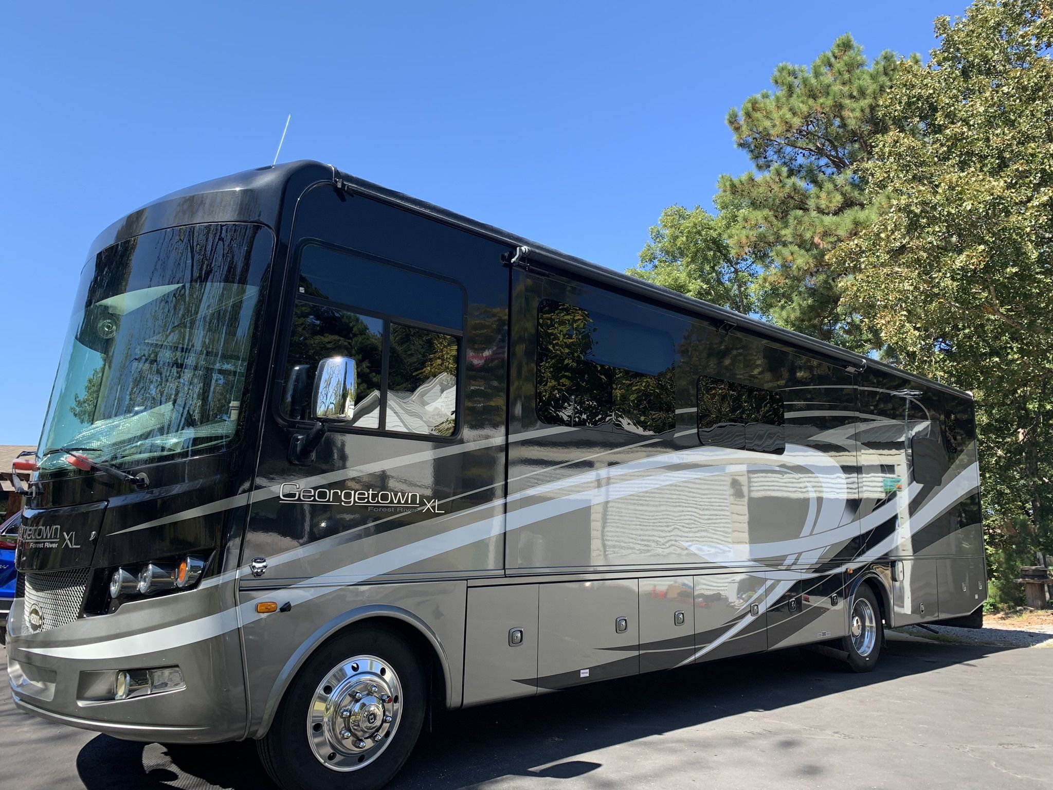 2015 Forest River Georgetown XL  Black Diamond 360DS 38 foot class A motorhome. Ford V10 engine, automatic 71k miles. Runs and drives great well maint