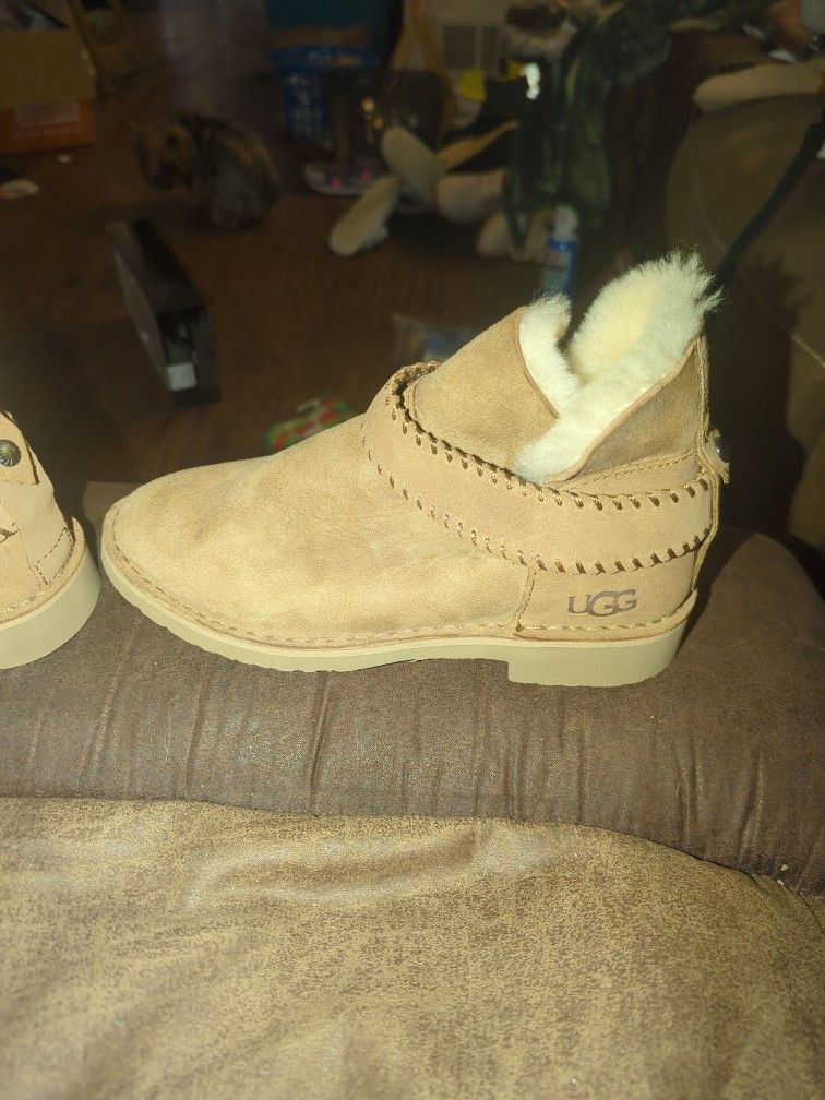 Girls Ugg Boots Size 6