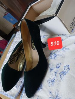 WOMEN'S SIZE 8.5 SHOES *PRICES ARE IN THE PHOTOS*