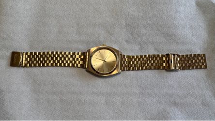 The time teller NIXON minimal watch