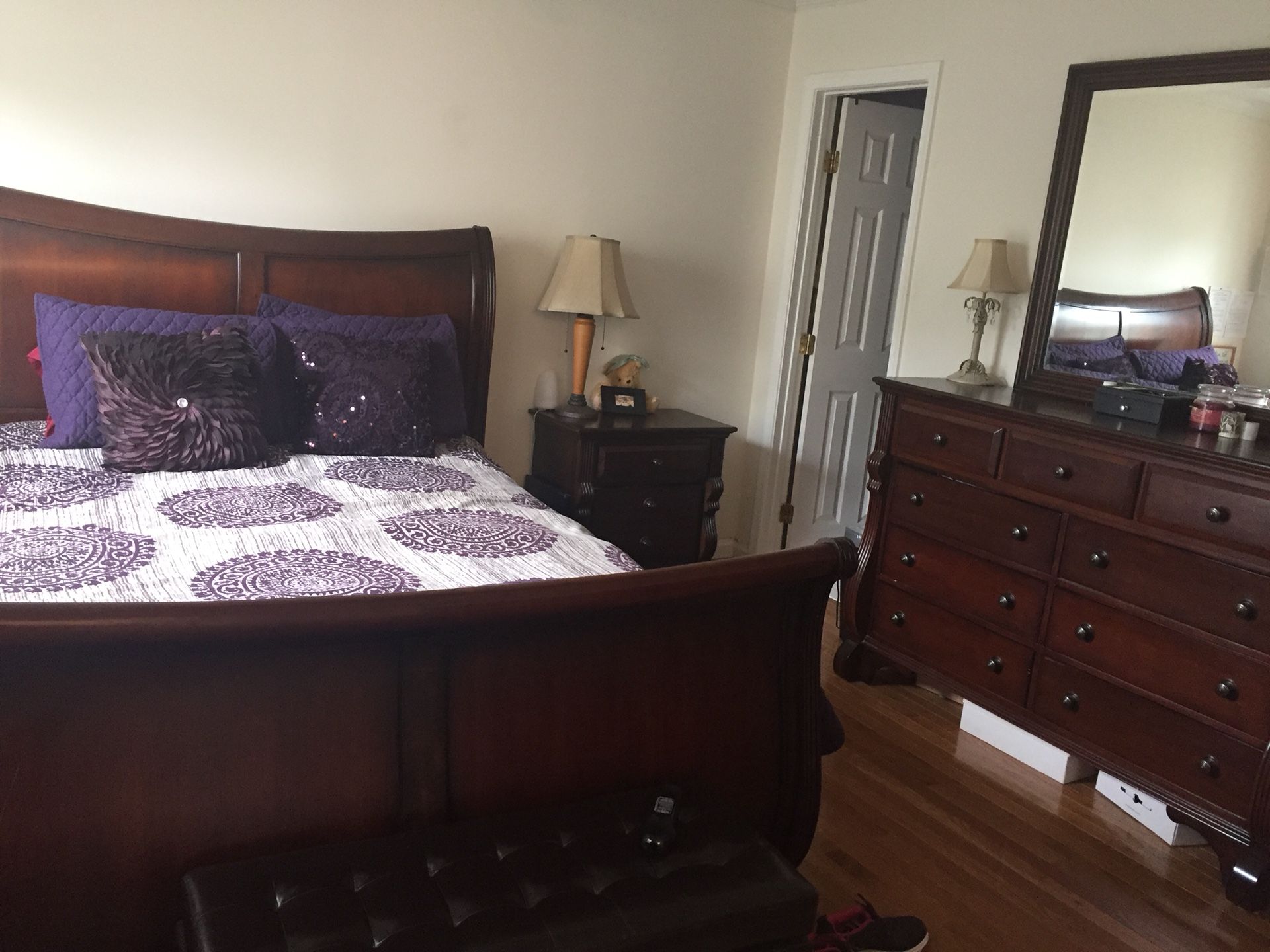 Cherrywood finish queen size bedroom set
