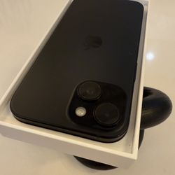 GORGEOUS IPHONE 15 128GB UNLOCKED + CHARGER SET