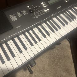 Yamaha 76 Piano Keyboard 