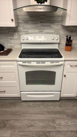 GE White Electric Range / Smooth Top Stove - Clean & Works Perfectly!