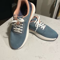 Woman’s Kizik Sneakers