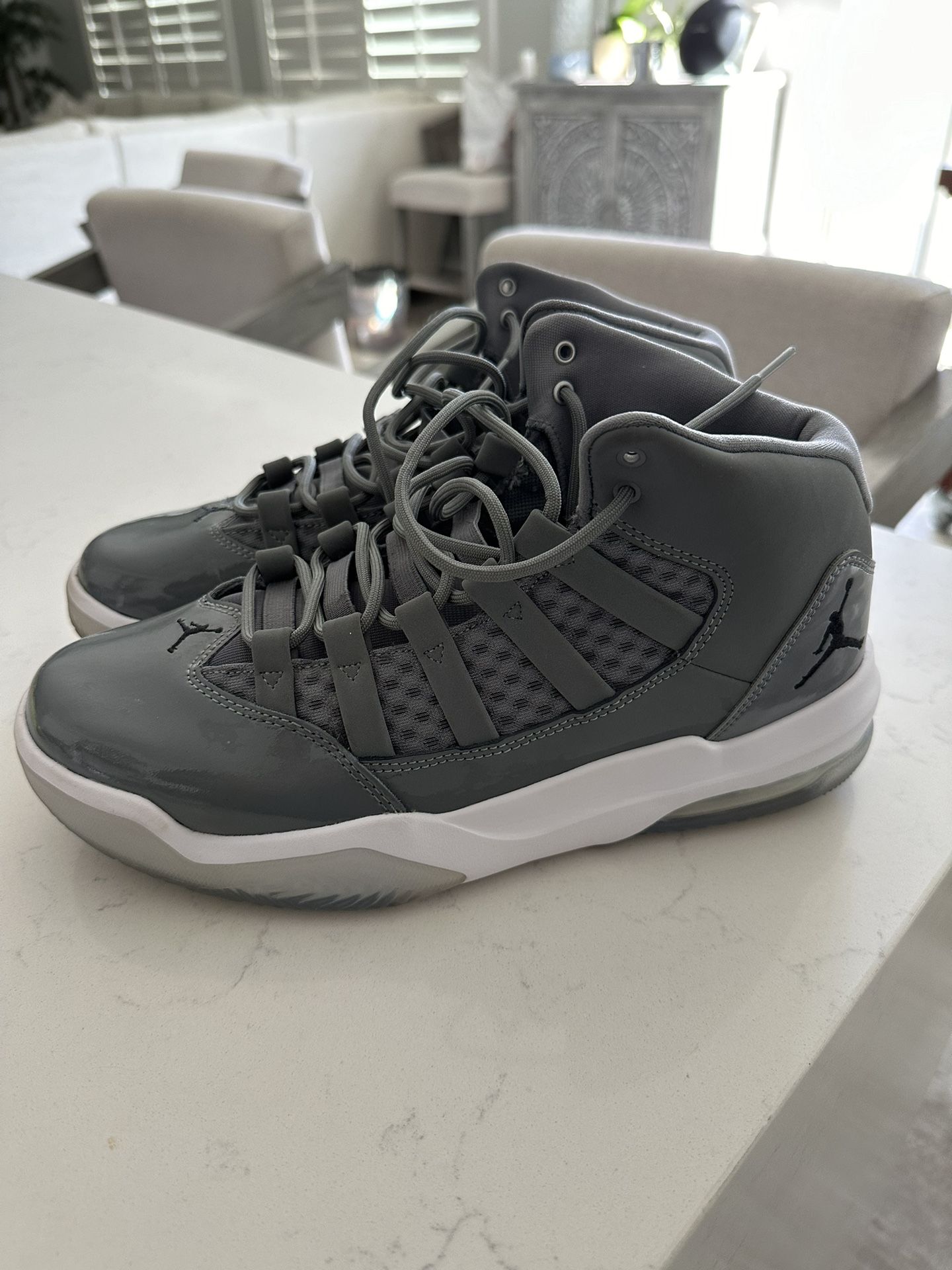 Nike Jordan 11 Aura Size 9 Like New 