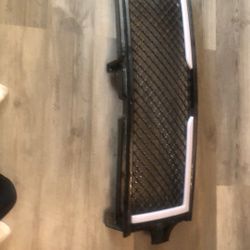 Used Grill It’s Just Missing The 2 Side  Parts Fits A 2000- 2006 Chevy Silverado.
