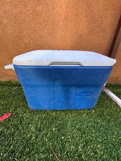 Rubbermaid Blue Plastic Cooler
