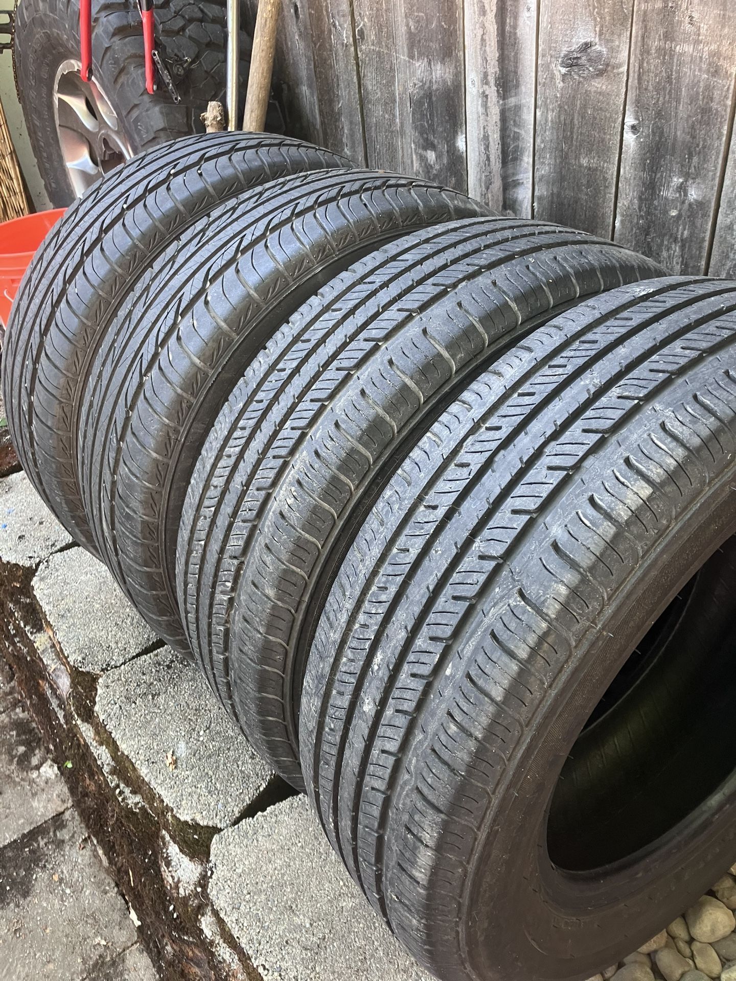 Tires (4) 195/65R15
