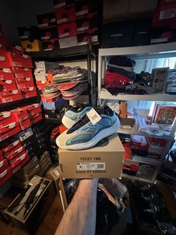 Adidas Yeezy 700 V3 “Arzareth” Brand New! Size: 9.5  