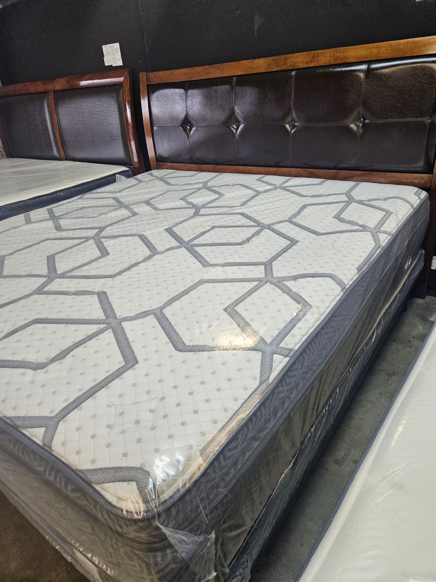 Colchon $225 King size ojo en la compra gratis fierros y boxspring