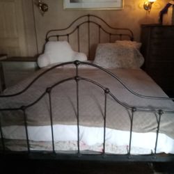 Queen Size ANTIQUE bed Frame SOLID Iron.