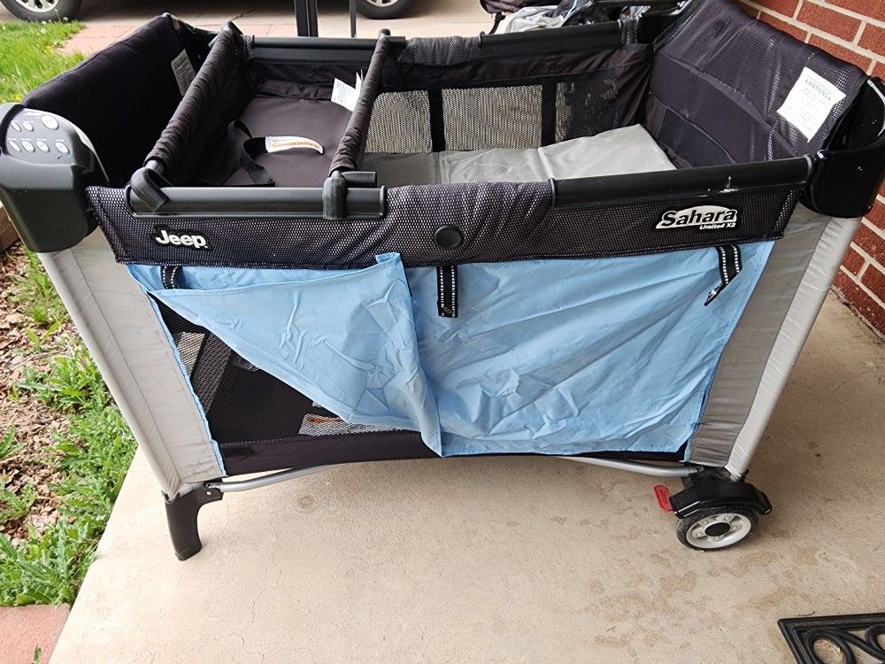 Jeep Pack And Play In Excelent Condition
