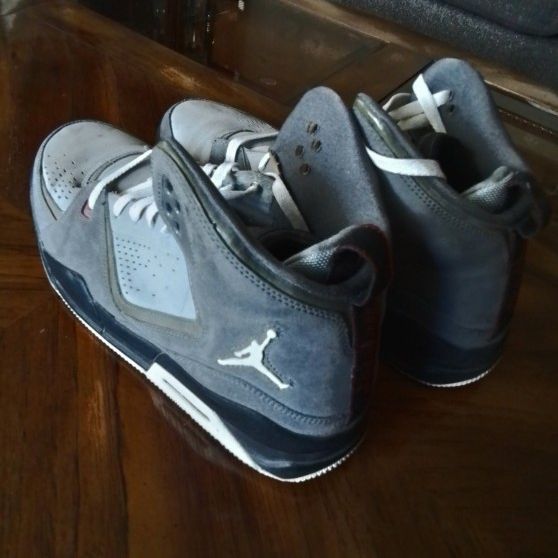 Men's Jordan Sneakers Size 10.5 - Excellent Condition 