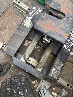 Fifth wheel attachment