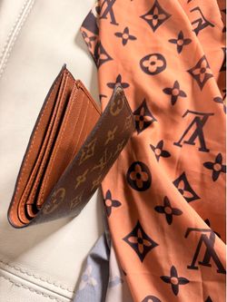 [Like-New] Designer Style Bifold Wallet + Scarf