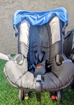 Doona carseat stroller with base