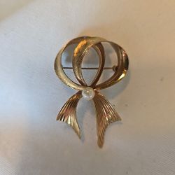 14k Gold Filled Bow With A White Pearl Brooch Pin Designer Signed Wells 2 "X 1 1/2" Very Rare!
