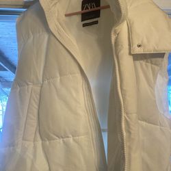 Stylish ZARA women’s sleeveless puffer vest in white. Size S/M. Lightweight, clean, and perfect for fall or winter layering. No stains or discoloratio