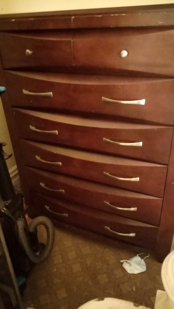 6 Drawer Dresser Good Condition