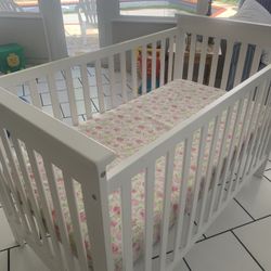 Baby Crib and changing Table (white)