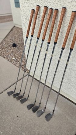 Titleist iron set with bag