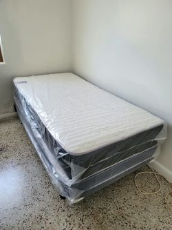 NEW Twin-Size MATTRESS and BOX SPRING. Bed frame not included👍