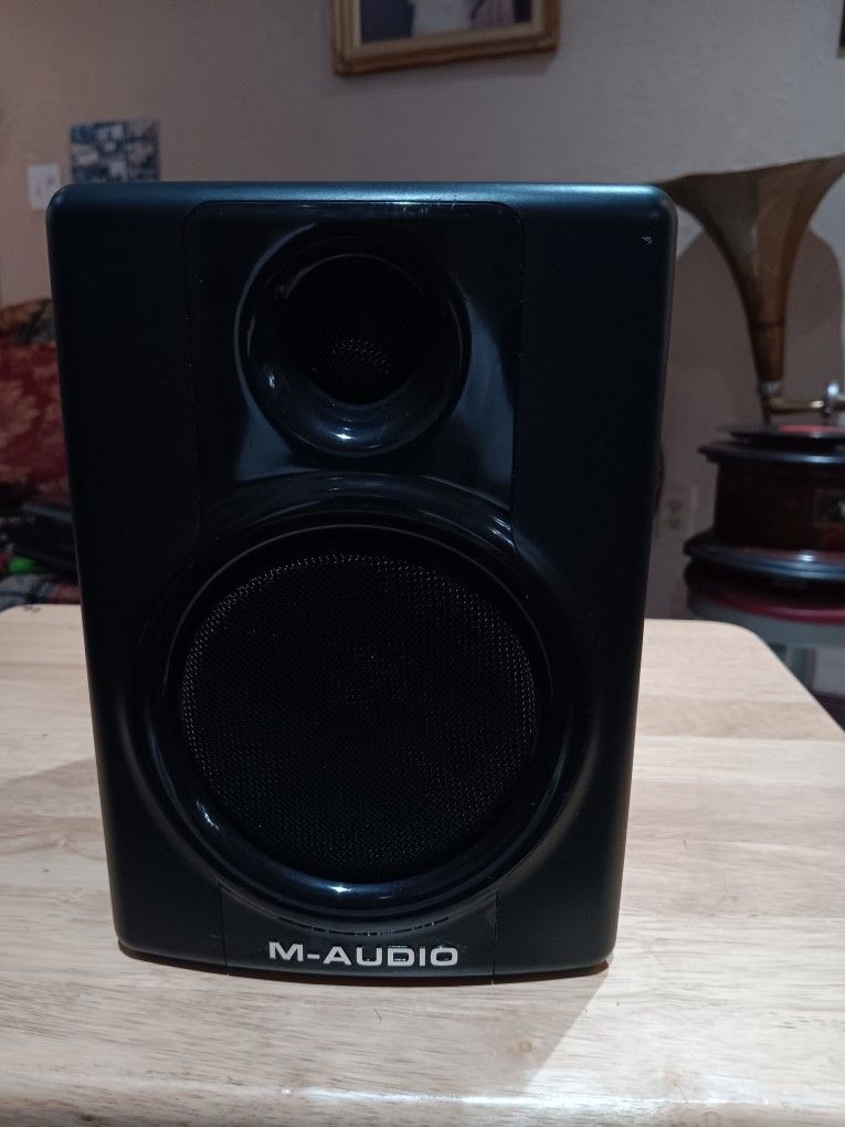 M-AUDIO MODEL AV40 SPEAKER. RIGHT SIDE