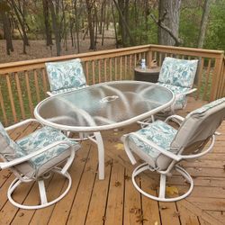 Outdoor Patio Furniture Set.  Table And 4 Chairs