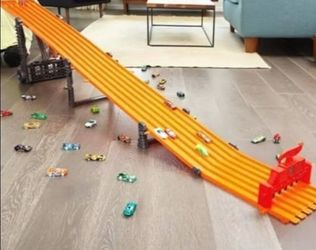 Hot Wheels Super 6-Lane Raceway track