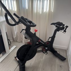 Peloton Bike – Excellent Condition + 2lb Dumbbells Included