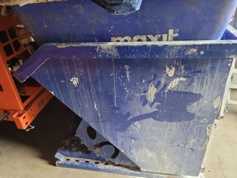 Dumping forklift hopper 2000 lb