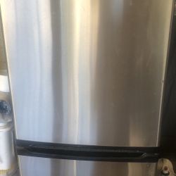 Magic Chef Stainless Fridge and Bottom Freezer 