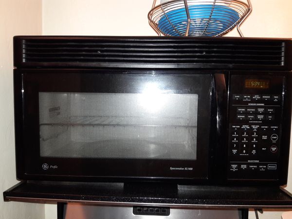 GE Spacemaker XL 1400 Microwave for Sale in Pittsburgh, PA