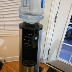 Water dispensers

Water dispenswr with one jug. Jug can be traded in at a discount. No dents. Heating works great.