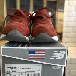 The Size 7.5 Concepts x New Balance 998 Made in USA Boston City Rivalry sneakers are a stylish and athletic shoe designed for men. Featuring a red col