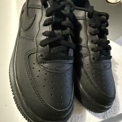Brand New Air Force Low Top Black Size 1Y  Asking price is $50.00 Pick up in Powder Springs  Ga 30127