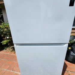 Samsung RT21M6215WW Top Freezer Refrigerator – Great Condition!