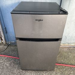 Whirl Pool Mini fridge 