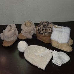 3 pares de botitas y un gorrito con guantes 
