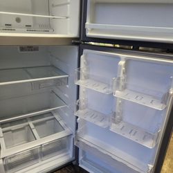 Un Refrijerador Dos Puertas Whlpool Tres Meses De Garantia Se Yeba Adomisilio  Tres Meses De Garantia Se Yeba Adomisilio