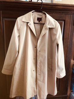 Beige Trench Coat for Women. Size XL. Lightly used